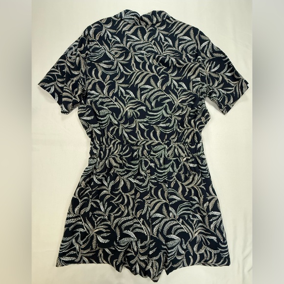 Evereve Navy Leaf-Print Short Sleeve Romper - Picture 13 of 14